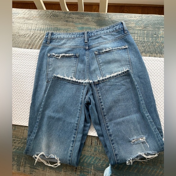 Vervet Jeans Distressed Front, Frayed Hem 29 waist, 26 inch inseam 12 inch rise - Picture 6 of 10